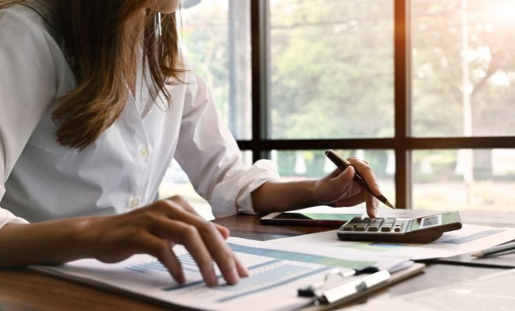 An investor working out the finances for a CRE investment - ECF