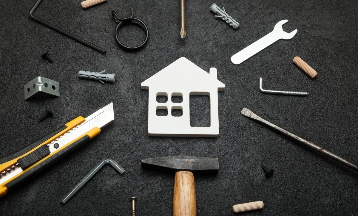 A small white house icon surrounded by various tools - Express Capital Financing