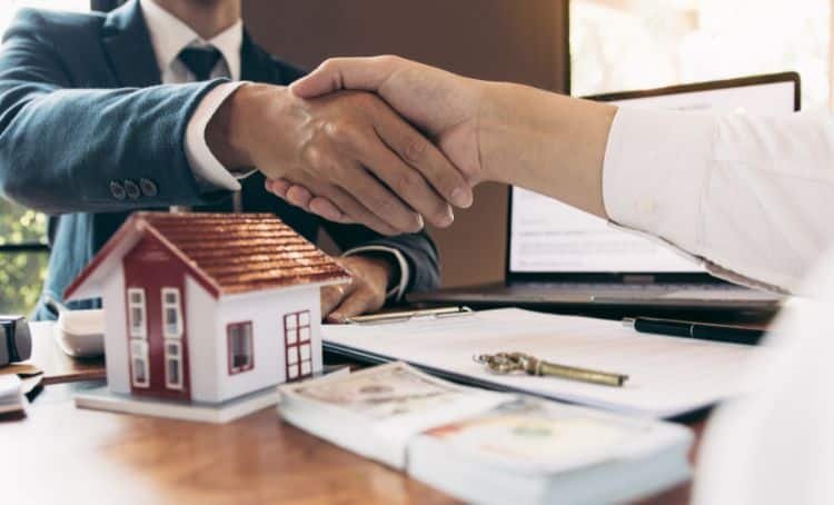 tow people shaking hands - hard money lender